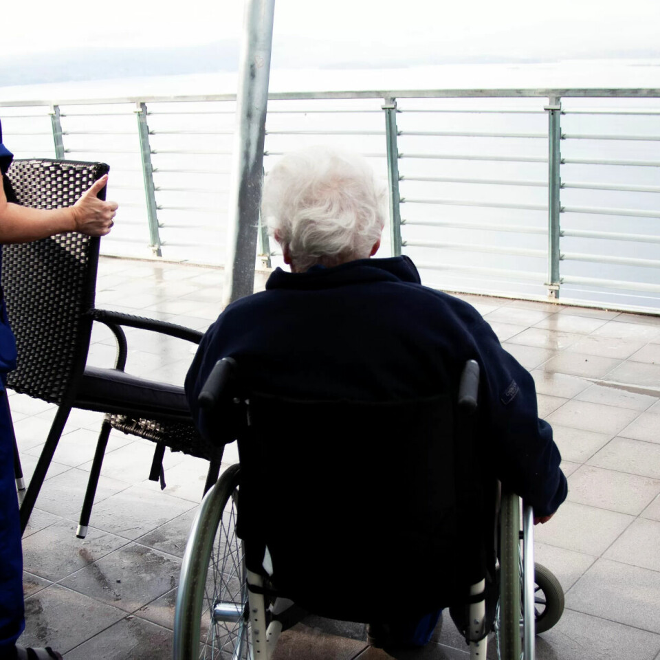 Mange helsearbeidere må slutte tidlig på grunn av slitasje etter mange år i en fysisk og psykisk tung jobb. De ligger ogå høyt på uførestatistikken, selv med særaldersgrense. Mange helsearbeidere må slutte tidlig på grunn av slitasje etter mange år i en fysisk og psykisk tung jobb. De ligger ogå høyt på uførestatistikken, selv med særaldersgrense.