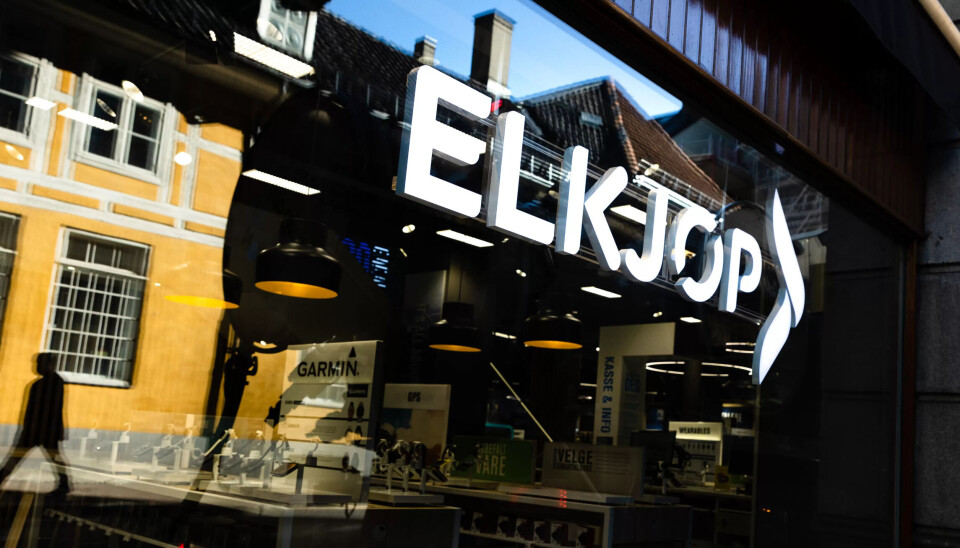 Elektronikkjeden Elkjøp snur og har besluttet å gi alle ansatte like lønns- og bonusordninger. Elektronikkjeden Elkjøp snur og har besluttet å gi alle ansatte like lønns- og bonusordninger.