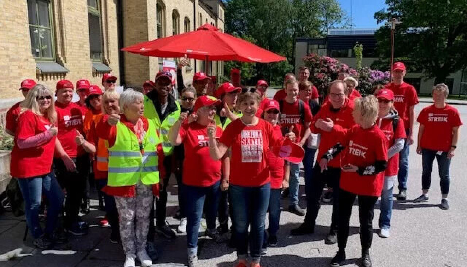 FIRER IKKE: - Stemningen er på topp, melder Fagforbunds-leder Mette Nord, fra streikestanden utenfor sykehuste i Kristiansand. FIRER IKKE: - Stemningen er på topp, melder Fagforbunds-leder Mette Nord, fra streikestanden utenfor sykehuste i Kristiansand.