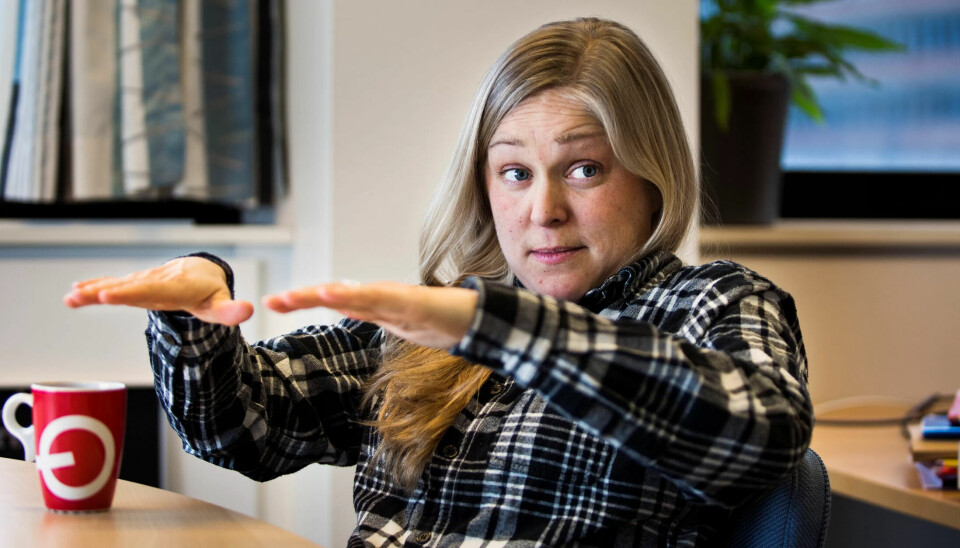 PUSTA TÅREGASS: Linn Herning har sett gummikuler trille og kjent sviande tåregass då ho var på feil plass til feil tid. Ho understrekar at eigentleg er ho ein veldig arbeidsom nerd som elskar å site med bunkar med papir rundt ho og researche, grave og skrive. PUSTA TÅREGASS: Linn Herning har sett gummikuler trille og kjent sviande tåregass då ho var på feil plass til feil tid. Ho understrekar at eigentleg er ho ein veldig arbeidsom nerd som elskar å site med bunkar med papir rundt ho og researche, grave og skrive.