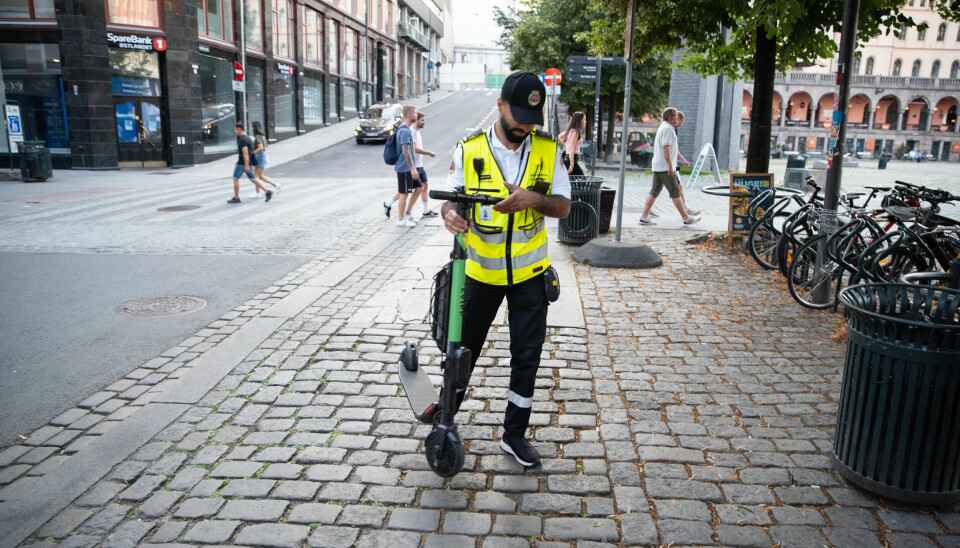 Trafikkbetjent Ramin Mirlashari flyttar sparkesyklar bort frå fortauet for å sikre fri ferdsel i Oslo sine gater. Trafikkbetjent Ramin Mirlashari flyttar sparkesyklar bort frå fortauet for å sikre fri ferdsel i Oslo sine gater.