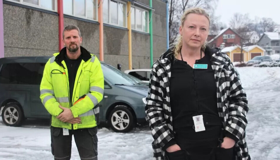 OVERRASKET: Tillitsvalgt for vaktmestertjenesten, Geir Tjøstheim, og tillitsvalgt for renholdsarbeiderne, Jana John, begge for Fagforbundet, fikk ikke vite om privatiseringen før avgjørelsen var tatt. OVERRASKET: Tillitsvalgt for vaktmestertjenesten, Geir Tjøstheim, og tillitsvalgt for renholdsarbeiderne, Jana John, begge for Fagforbundet, fikk ikke vite om privatiseringen før avgjørelsen var tatt.