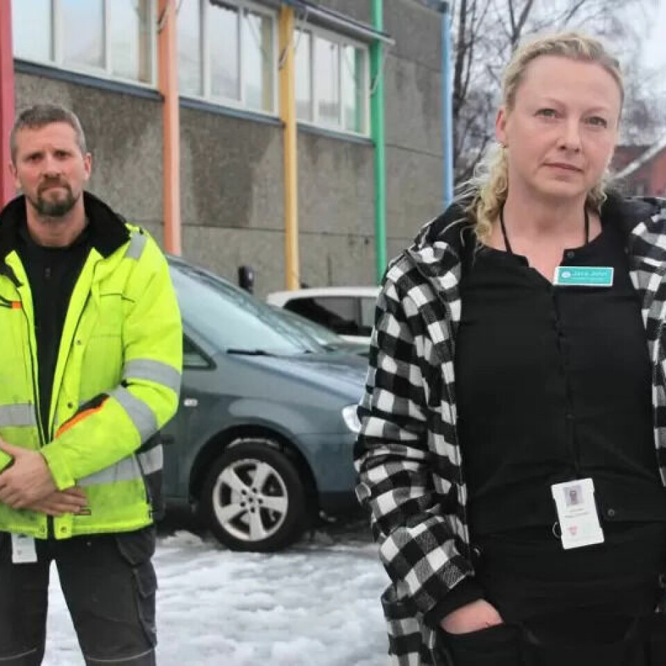 OVERRASKET: Tillitsvalgt for vaktmestertjenesten, Geir Tjøstheim, og tillitsvalgt for renholdsarbeiderne, Jana John, begge for Fagforbundet, fikk ikke vite om privatiseringen før avgjørelsen var tatt. OVERRASKET: Tillitsvalgt for vaktmestertjenesten, Geir Tjøstheim, og tillitsvalgt for renholdsarbeiderne, Jana John, begge for Fagforbundet, fikk ikke vite om privatiseringen før avgjørelsen var tatt.