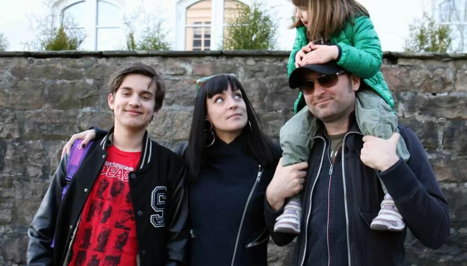 KASTER LOSS. Mikkel Grüner reiser vekk fra familien i tre måneder for å aksjonere mot Israels håndtering av Gaza. Her er han sammen med sin sønn Ask (til venstre), samboer Sara Bell og deres yngste datter Bella. KASTER LOSS. Mikkel Grüner reiser vekk fra familien i tre måneder for å aksjonere mot Israels håndtering av Gaza. Her er han sammen med sin sønn Ask (til venstre), samboer Sara Bell og deres yngste datter Bella.