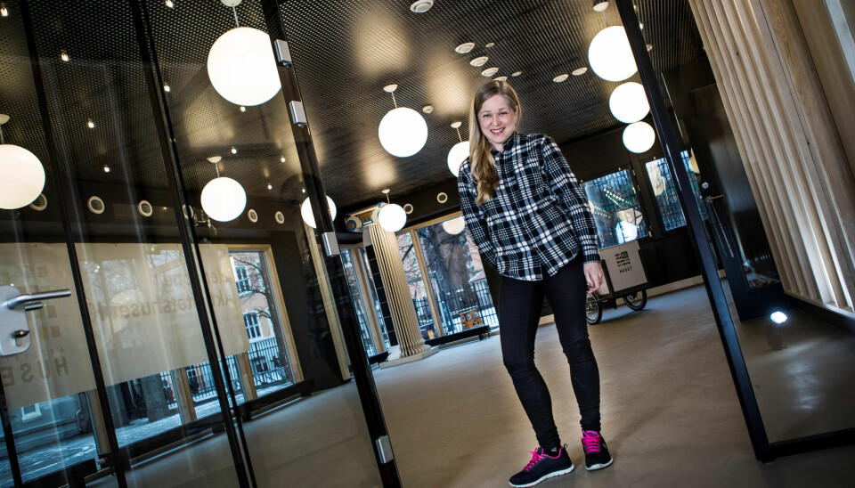 FYLLER ROMMET: Herning reiser saman med For velferdsstaten over heile Norge med foredrag og debatt. Ho måler 1.55 på sokkelesten og har ein energi og driv under foredraga som fyller store rom og salar: - Det er ganske lett for meg å bli engasjert, medgir ho. FYLLER ROMMET: Herning reiser saman med For velferdsstaten over heile Norge med foredrag og debatt. Ho måler 1.55 på sokkelesten og har ein energi og driv under foredraga som fyller store rom og salar: - Det er ganske lett for meg å bli engasjert, medgir ho.