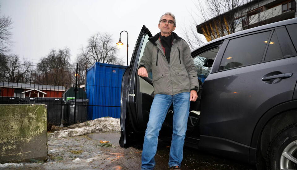 URETTFERDIG: Thor Ofstad kjører mye i jobben som tekniker i Norsk institutt for luftforskning. Han mener det er helt bak mål at de mange som bruker egen bil i jobbsammenheng nå må skatte av dette. Her er Ofstad på Sofienberg i Oslo, ved en av landets mange luftmålestasjoner. URETTFERDIG: Thor Ofstad kjører mye i jobben som tekniker i Norsk institutt for luftforskning. Han mener det er helt bak mål at de mange som bruker egen bil i jobbsammenheng nå må skatte av dette. Her er Ofstad på Sofienberg i Oslo, ved en av landets mange luftmålestasjoner.
