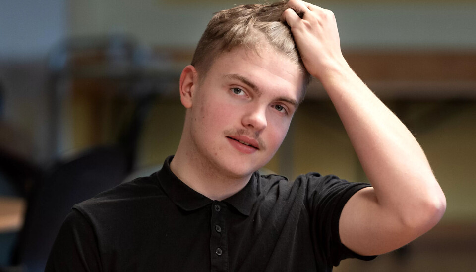 Ikke bare eldre: – Det er ikke bare eldre som sliter med digitale ting. Eldre kan føle seg tilsidesatt hvis det bare er fokus på dem inn i dette, mener Oscar Elias Gundersen (17). Ikke bare eldre: – Det er ikke bare eldre som sliter med digitale ting. Eldre kan føle seg tilsidesatt hvis det bare er fokus på dem inn i dette, mener Oscar Elias Gundersen (17).