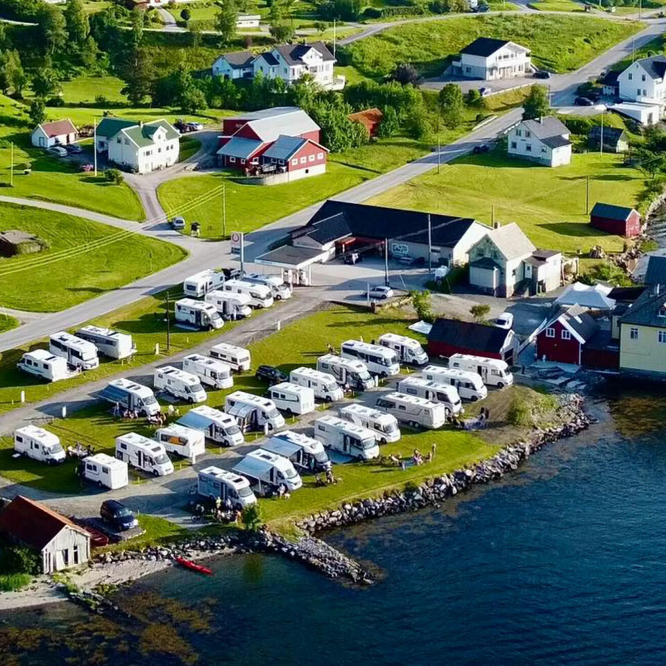 DAVIK I BREMANGER KOMMUNE: I juli kan turister og lokalbefolkningen søndagshandle her. DAVIK I BREMANGER KOMMUNE: I juli kan turister og lokalbefolkningen søndagshandle her.