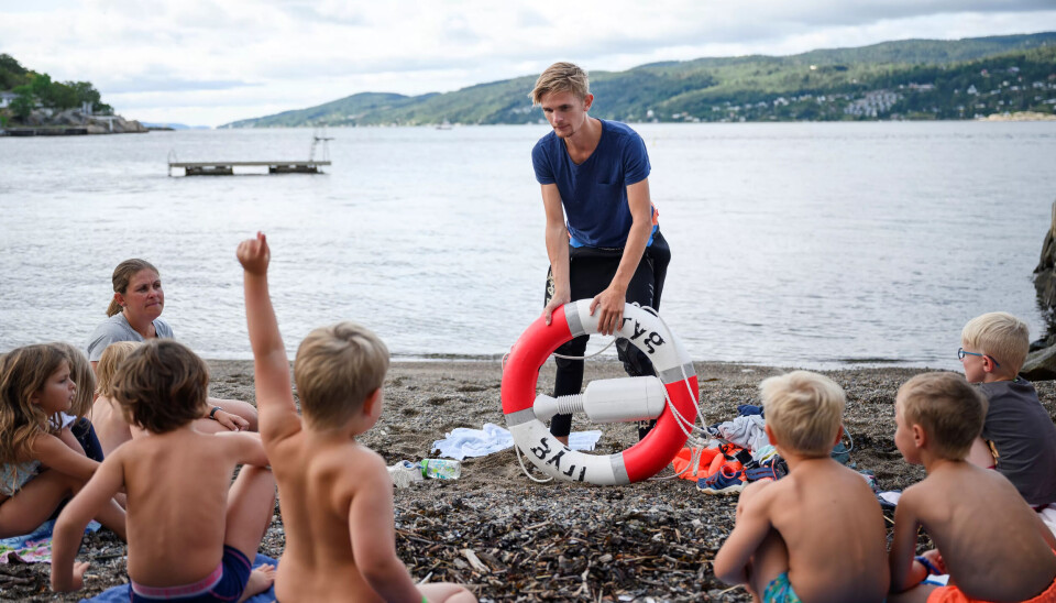 HVA ER EN LIVBØYE: Det er ikke første gang Thomas Kopperud viser ungene i Solgry barnehage i Drøbak en livbøye. I denne barnehagen har alle de ansatte livredningskurs og stranden bruker de så ofte de kan. HVA ER EN LIVBØYE: Det er ikke første gang Thomas Kopperud viser ungene i Solgry barnehage i Drøbak en livbøye. I denne barnehagen har alle de ansatte livredningskurs og stranden bruker de så ofte de kan.