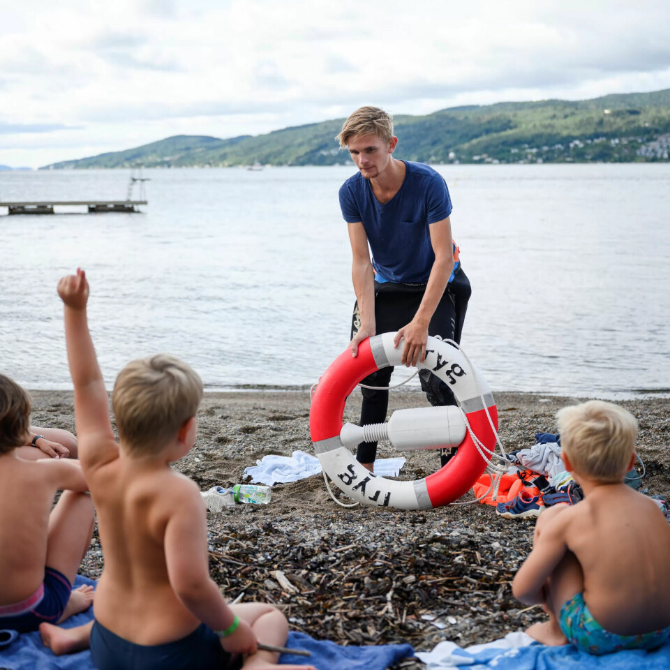 HVA ER EN LIVBØYE: Det er ikke første gang Thomas Kopperud viser ungene i Solgry barnehage i Drøbak en livbøye. I denne barnehagen har alle de ansatte livredningskurs og stranden bruker de så ofte de kan. HVA ER EN LIVBØYE: Det er ikke første gang Thomas Kopperud viser ungene i Solgry barnehage i Drøbak en livbøye. I denne barnehagen har alle de ansatte livredningskurs og stranden bruker de så ofte de kan.