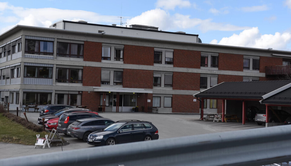 En kvinne i 50-årene er avskjediget fra avdelingen ved Skjervum helse- og omsorgssenter fordi hun har brutt smittevernregler. En kvinne i 50-årene er avskjediget fra avdelingen ved Skjervum helse- og omsorgssenter fordi hun har brutt smittevernregler.
