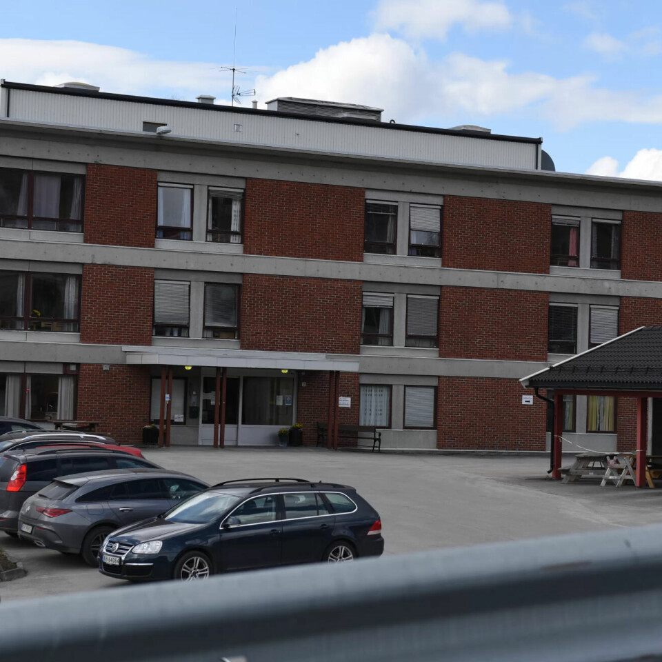 En kvinne i 50-årene er avskjediget fra avdelingen ved Skjervum helse- og omsorgssenter fordi hun har brutt smittevernregler. En kvinne i 50-årene er avskjediget fra avdelingen ved Skjervum helse- og omsorgssenter fordi hun har brutt smittevernregler.
