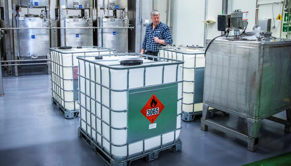 Den norske spritprodusenten Arcus satser på å produsere 15.000-20.000 liter desinfeksjonsmiddel etter høy etterspørsel som følge av koronautbruddet. I disse tankene foregår produksjonen. Den norske spritprodusenten Arcus satser på å produsere 15.000-20.000 liter desinfeksjonsmiddel etter høy etterspørsel som følge av koronautbruddet. I disse tankene foregår produksjonen.