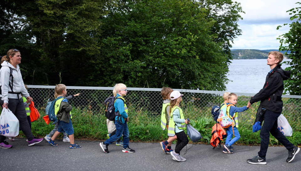 UT OG REDDE LIV: Med Thomas Kopperud, barne- og ungdomsarbeider i front og pedagogisk leder Anne Abrahamsen bak er ungene i Solgry barnehage i Drøbak klare for å lære mer om hvordan de kan redde liv. UT OG REDDE LIV: Med Thomas Kopperud, barne- og ungdomsarbeider i front og pedagogisk leder Anne Abrahamsen bak er ungene i Solgry barnehage i Drøbak klare for å lære mer om hvordan de kan redde liv.