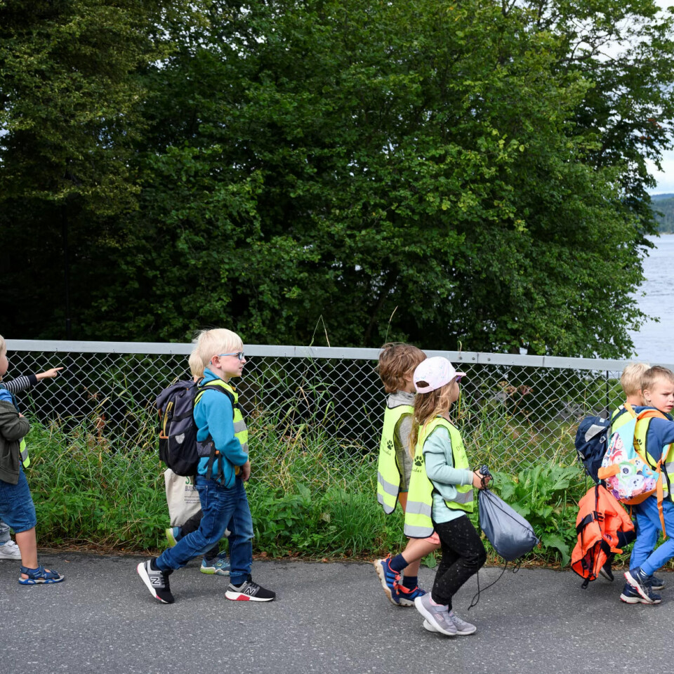 UT OG REDDE LIV: Med Thomas Kopperud, barne- og ungdomsarbeider i front og pedagogisk leder Anne Abrahamsen bak er ungene i Solgry barnehage i Drøbak klare for å lære mer om hvordan de kan redde liv. UT OG REDDE LIV: Med Thomas Kopperud, barne- og ungdomsarbeider i front og pedagogisk leder Anne Abrahamsen bak er ungene i Solgry barnehage i Drøbak klare for å lære mer om hvordan de kan redde liv.