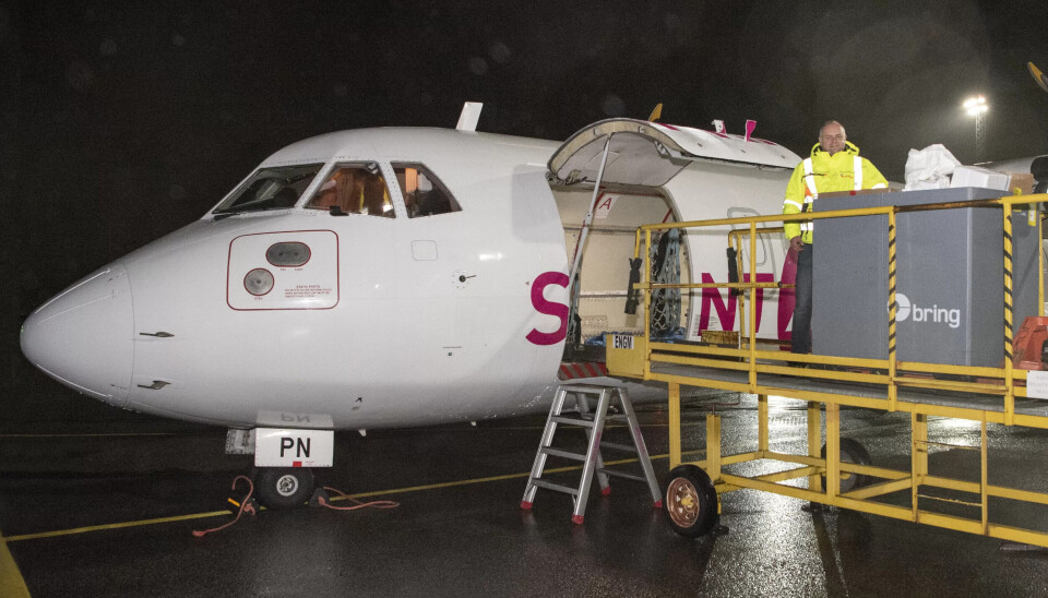 SprintAir er innleid av Posten Bring for å utføre flyfrakt av post, gods og pakker. Piloter i selskapet har stått frem anonymt i media og fortalt om bekymringsverdige arbeidsforhold. Selskapets norske talsmann avviser kritikken. Her lastes et SprintAir-fly på Oslo Lufthavn Gardermoen av personell fra Posten Bring. SprintAir er innleid av Posten Bring for å utføre flyfrakt av post, gods og pakker. Piloter i selskapet har stått frem anonymt i media og fortalt om bekymringsverdige arbeidsforhold. Selskapets norske talsmann avviser kritikken. Her lastes et SprintAir-fly på Oslo Lufthavn Gardermoen av personell fra Posten Bring.