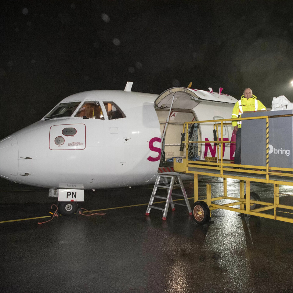 SprintAir er innleid av Posten Bring for å utføre flyfrakt av post, gods og pakker. Piloter i selskapet har stått frem anonymt i media og fortalt om bekymringsverdige arbeidsforhold. Selskapets norske talsmann avviser kritikken. Her lastes et SprintAir-fly på Oslo Lufthavn Gardermoen av personell fra Posten Bring. SprintAir er innleid av Posten Bring for å utføre flyfrakt av post, gods og pakker. Piloter i selskapet har stått frem anonymt i media og fortalt om bekymringsverdige arbeidsforhold. Selskapets norske talsmann avviser kritikken. Her lastes et SprintAir-fly på Oslo Lufthavn Gardermoen av personell fra Posten Bring.