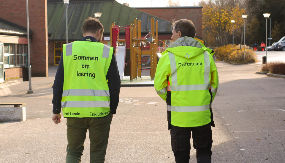 Assisterende rektor Andreas Mikkelborg og vaktmester Bjørn Dekko er enige om at den svært viktige jobben som blir gjort må belønnes. Assisterende rektor Andreas Mikkelborg og vaktmester Bjørn Dekko er enige om at den svært viktige jobben som blir gjort må belønnes.