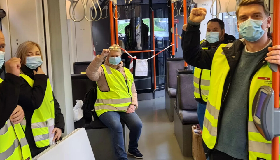 MUNNBINDAKSJON: Roger Moum, leder i Vestnorsk Transportarbeiderforening, (til høyre) har sammen med streikende bussjfører delt ut gratis munnbind til reisende med Bybanen i Bergen for å markere at busstreiken er utvidet til Vestland fylke. MUNNBINDAKSJON: Roger Moum, leder i Vestnorsk Transportarbeiderforening, (til høyre) har sammen med streikende bussjfører delt ut gratis munnbind til reisende med Bybanen i Bergen for å markere at busstreiken er utvidet til Vestland fylke.