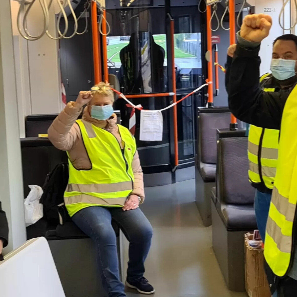 MUNNBINDAKSJON: Roger Moum, leder i Vestnorsk Transportarbeiderforening, (til høyre) har sammen med streikende bussjfører delt ut gratis munnbind til reisende med Bybanen i Bergen for å markere at busstreiken er utvidet til Vestland fylke. MUNNBINDAKSJON: Roger Moum, leder i Vestnorsk Transportarbeiderforening, (til høyre) har sammen med streikende bussjfører delt ut gratis munnbind til reisende med Bybanen i Bergen for å markere at busstreiken er utvidet til Vestland fylke.