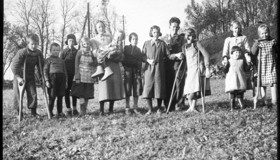 Dette bildet fra 1936 viser barn som bor på Bjerkely vanførehjem. De som har krykker er sannsynligvis rammet av polio. Dette bildet fra 1936 viser barn som bor på Bjerkely vanførehjem. De som har krykker er sannsynligvis rammet av polio.