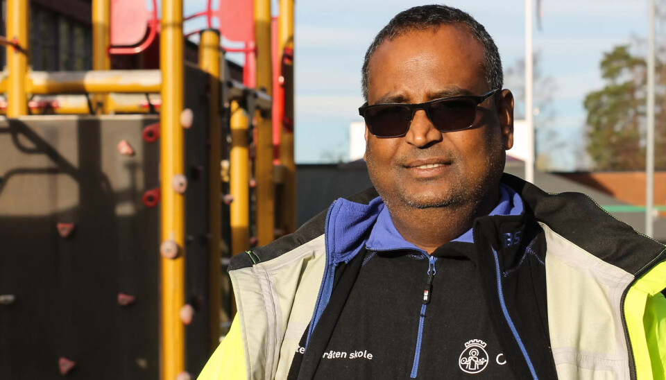 Rajagopal forteller at flere av elevene har hatt positive reaksjoner til uniformene. – De kommer løpende bort og spør, hva står det på ryggen din? sier han. Rajagopal forteller at flere av elevene har hatt positive reaksjoner til uniformene. – De kommer løpende bort og spør, hva står det på ryggen din? sier han.