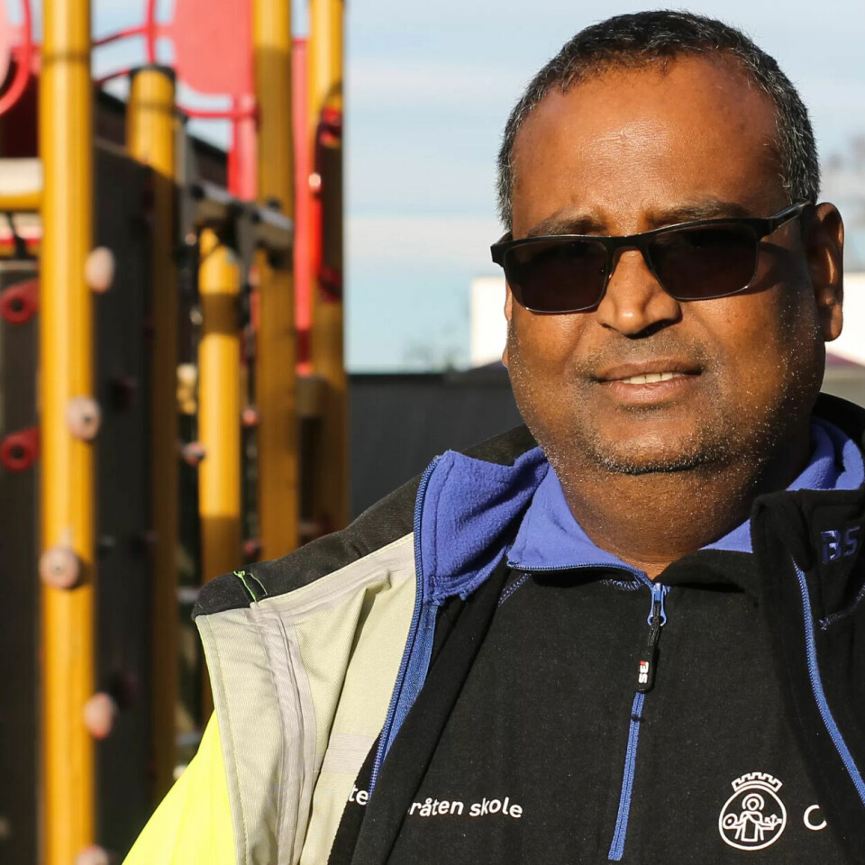 Rajagopal forteller at flere av elevene har hatt positive reaksjoner til uniformene. – De kommer løpende bort og spør, hva står det på ryggen din? sier han. Rajagopal forteller at flere av elevene har hatt positive reaksjoner til uniformene. – De kommer løpende bort og spør, hva står det på ryggen din? sier han.