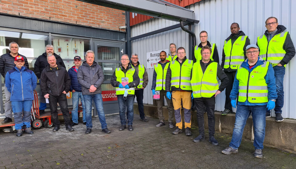 STREIKER PÅ SORTLAND: Opptrappingen av streiken gjør at bussjåfører ved Boreal-avdelinger over hele landet nå er i streik, slik som her på Sortland. Tillitsvalgt Jan Eirik Coucheron (foran til høyre) sier de får støtte fra alle for streiken de fører. STREIKER PÅ SORTLAND: Opptrappingen av streiken gjør at bussjåfører ved Boreal-avdelinger over hele landet nå er i streik, slik som her på Sortland. Tillitsvalgt Jan Eirik Coucheron (foran til høyre) sier de får støtte fra alle for streiken de fører.