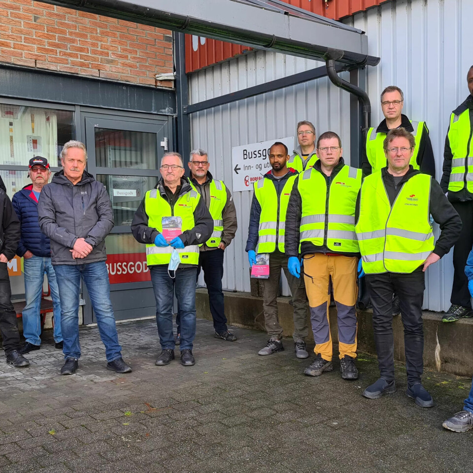 STREIKER PÅ SORTLAND: Opptrappingen av streiken gjør at bussjåfører ved Boreal-avdelinger over hele landet nå er i streik, slik som her på Sortland. Tillitsvalgt Jan Eirik Coucheron (foran til høyre) sier de får støtte fra alle for streiken de fører. STREIKER PÅ SORTLAND: Opptrappingen av streiken gjør at bussjåfører ved Boreal-avdelinger over hele landet nå er i streik, slik som her på Sortland. Tillitsvalgt Jan Eirik Coucheron (foran til høyre) sier de får støtte fra alle for streiken de fører.