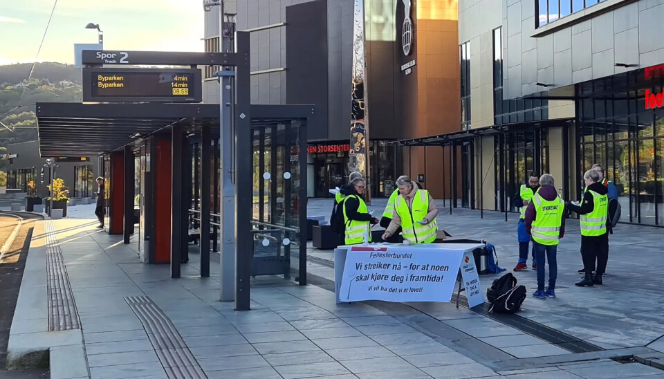 STREIKESTART I BERGEN: Ved Bybanens holdeplass ved Lagunen senter i Bergen samlet en hel gjeng bussjåfører seg for å markere streikestarten. Streikende bussjåfører har også vist seg fram på mange andre steder i Bergen. STREIKESTART I BERGEN: Ved Bybanens holdeplass ved Lagunen senter i Bergen samlet en hel gjeng bussjåfører seg for å markere streikestarten. Streikende bussjåfører har også vist seg fram på mange andre steder i Bergen.