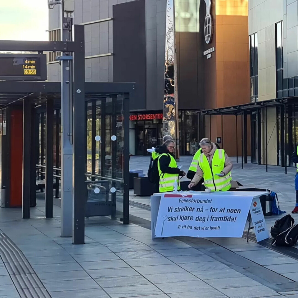 STREIKESTART I BERGEN: Ved Bybanens holdeplass ved Lagunen senter i Bergen samlet en hel gjeng bussjåfører seg for å markere streikestarten. Streikende bussjåfører har også vist seg fram på mange andre steder i Bergen. STREIKESTART I BERGEN: Ved Bybanens holdeplass ved Lagunen senter i Bergen samlet en hel gjeng bussjåfører seg for å markere streikestarten. Streikende bussjåfører har også vist seg fram på mange andre steder i Bergen.