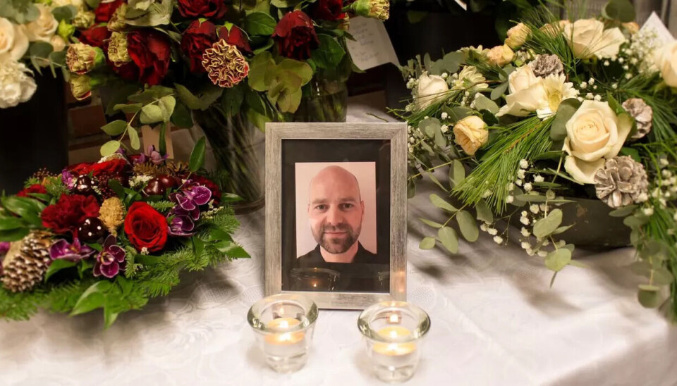 MINNESTUND: Da navnene ble frigitt på Helge Høvik og hans familie, la de ansattte ut disse ordene. MINNESTUND: Da navnene ble frigitt på Helge Høvik og hans familie, la de ansattte ut disse ordene.