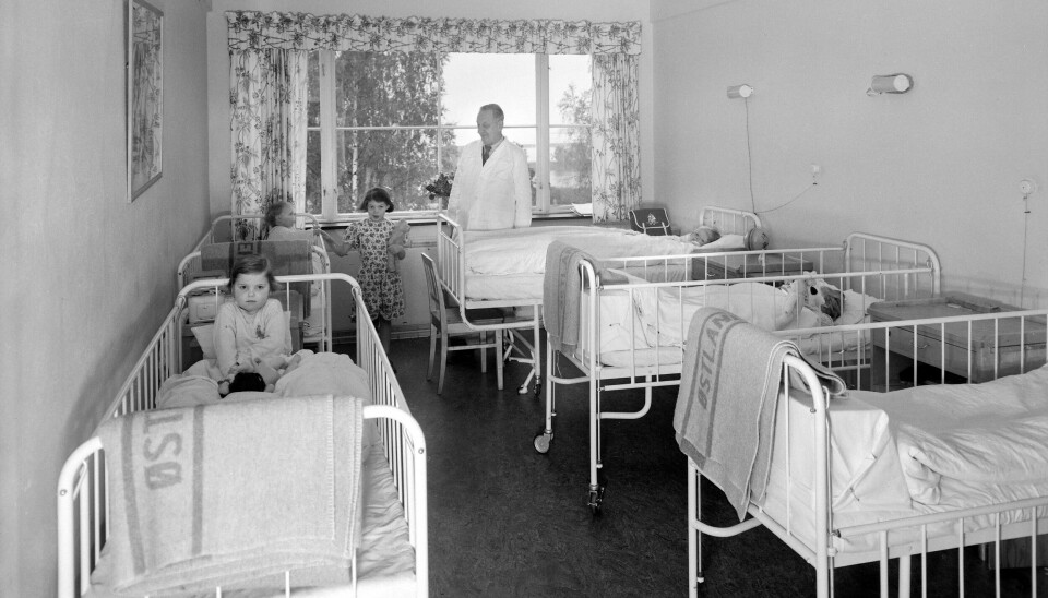 Dette bildet fra Østlandske Vanførehjem i 1953 viser barn med polio. De sov mange på samme rom, uten mulighet til å få besøk av foreldrene, eller andre kjente. For mange betydde det flere år i isolasjon. Dette bildet fra Østlandske Vanførehjem i 1953 viser barn med polio. De sov mange på samme rom, uten mulighet til å få besøk av foreldrene, eller andre kjente. For mange betydde det flere år i isolasjon.