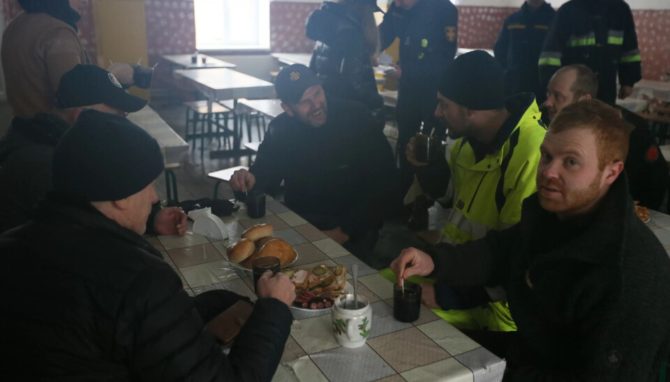 KALDT, MEN TRIVELIG: Frokost i en strømløs grenseby. KALDT, MEN TRIVELIG: Frokost i en strømløs grenseby.