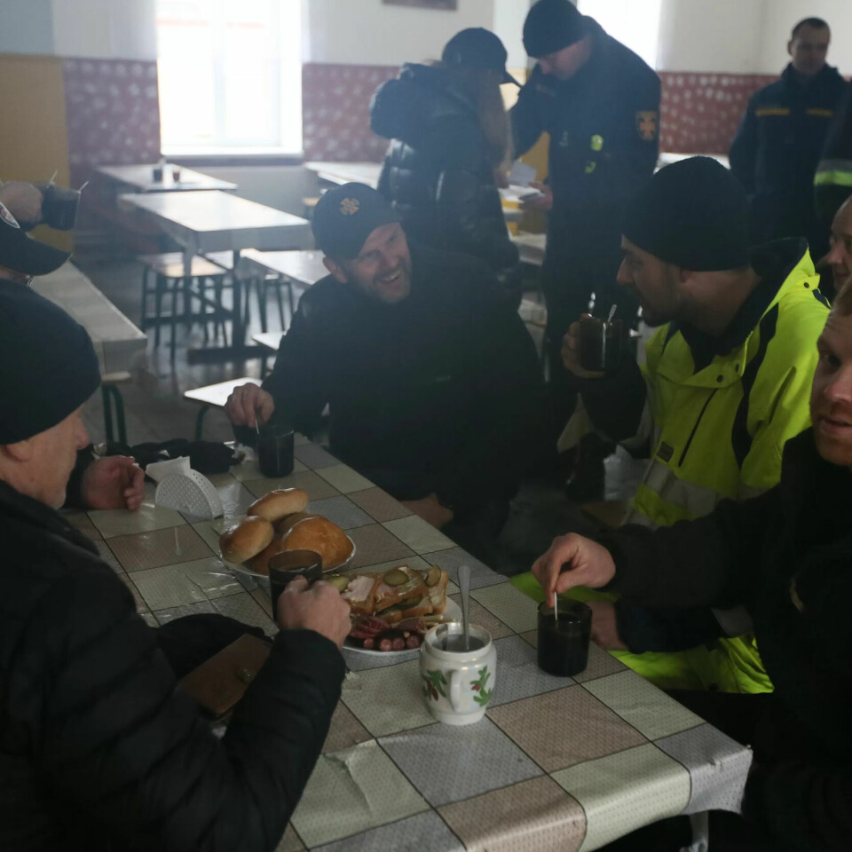 KALDT, MEN TRIVELIG: Frokost i en strømløs grenseby. KALDT, MEN TRIVELIG: Frokost i en strømløs grenseby.