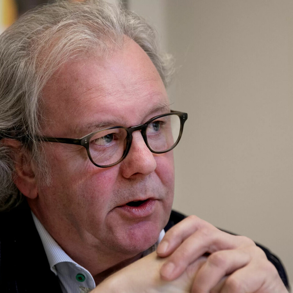 SNUDDE: Direktør i Aleris, Erik Sandøy, har snudd og vil likevel ikke sparke fire konsulenter som sammen med 22 andre Fagforbundet-medlemmer har gått til sak mot det kommersielle velferdsselskapet. SNUDDE: Direktør i Aleris, Erik Sandøy, har snudd og vil likevel ikke sparke fire konsulenter som sammen med 22 andre Fagforbundet-medlemmer har gått til sak mot det kommersielle velferdsselskapet.
