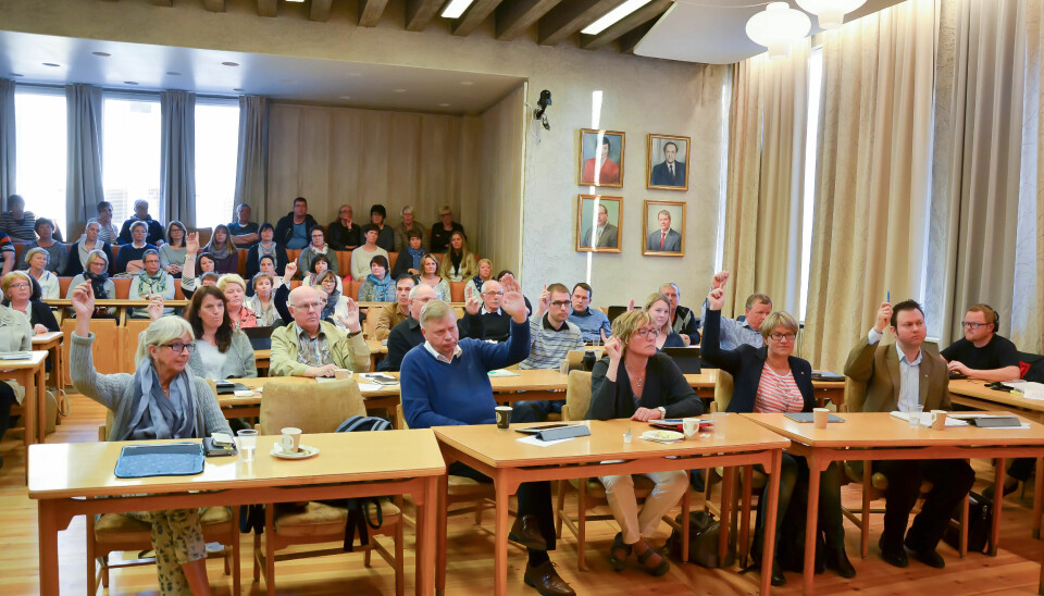 Høyre og Frp stemmer for konkurranseutsetting, men kom i mindretall. Ansatte på Jotunhaugen og Lyngholtet sykehjem fulgte med fra tilhørerbenken. Høyre og Frp stemmer for konkurranseutsetting, men kom i mindretall. Ansatte på Jotunhaugen og Lyngholtet sykehjem fulgte med fra tilhørerbenken.