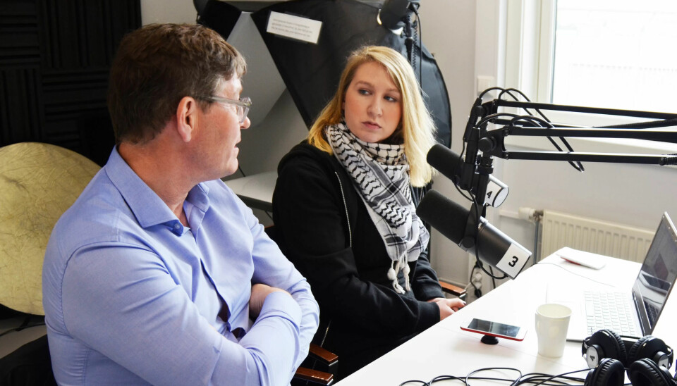 FORVIRRENDE: Pensjonsekspert Jon Hippe hjelper Maren Oddvang å sette seg inn i sin pensjon. FORVIRRENDE: Pensjonsekspert Jon Hippe hjelper Maren Oddvang å sette seg inn i sin pensjon.