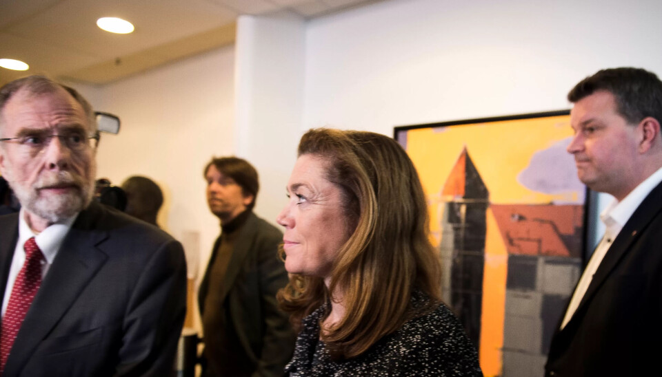 NHO-direktør Kristin Skogen Lund og LO-leder Hans Christian Gabrielsen måtte ha hjelp av nå avdøde riksmekler Nils Dalseide (til venstre), men LO og NHO ble til slutt enige om et meklingsresultat. NHO-direktør Kristin Skogen Lund og LO-leder Hans Christian Gabrielsen måtte ha hjelp av nå avdøde riksmekler Nils Dalseide (til venstre), men LO og NHO ble til slutt enige om et meklingsresultat.