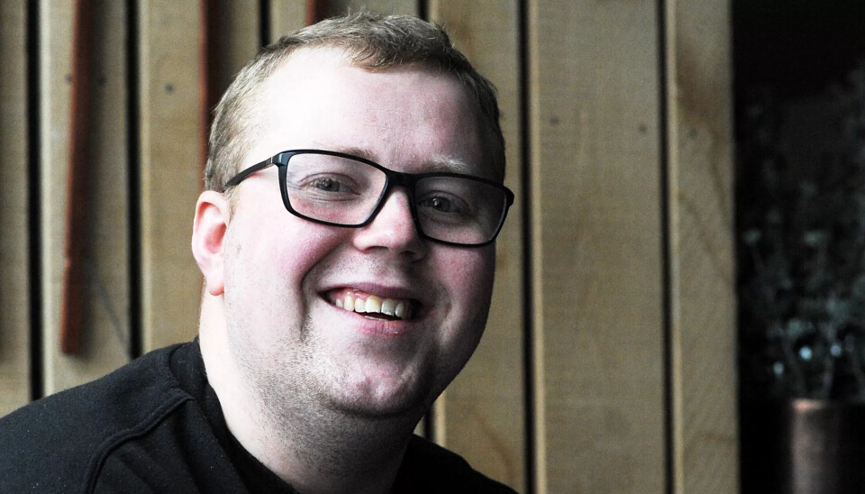 JO FLERE KOKKER, JO MERE SØL? Instituasjonskokk Jon Håkon Flakk synes det er skikkelig flaut å velve stabler med hundrevis av glass, slik han fra tid til annen gjør, men understreker at alt går bra til slutt. JO FLERE KOKKER, JO MERE SØL? Instituasjonskokk Jon Håkon Flakk synes det er skikkelig flaut å velve stabler med hundrevis av glass, slik han fra tid til annen gjør, men understreker at alt går bra til slutt.