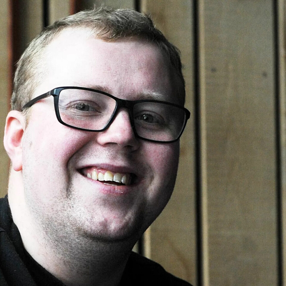 JO FLERE KOKKER, JO MERE SØL? Instituasjonskokk Jon Håkon Flakk synes det er skikkelig flaut å velve stabler med hundrevis av glass, slik han fra tid til annen gjør, men understreker at alt går bra til slutt. JO FLERE KOKKER, JO MERE SØL? Instituasjonskokk Jon Håkon Flakk synes det er skikkelig flaut å velve stabler med hundrevis av glass, slik han fra tid til annen gjør, men understreker at alt går bra til slutt.