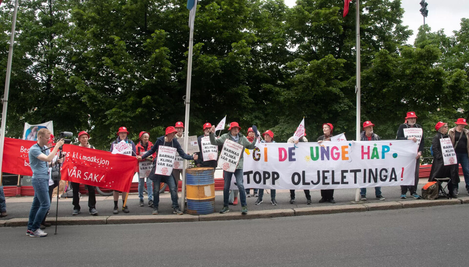 Klimaaktivistene hadde møtt opp utenfor Oslo kongressenter for å si sin mening om blant annet framtidig oljeleting til LO-delegatene. Klimaaktivistene hadde møtt opp utenfor Oslo kongressenter for å si sin mening om blant annet framtidig oljeleting til LO-delegatene.