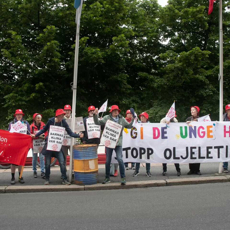 Klimaaktivistene hadde møtt opp utenfor Oslo kongressenter for å si sin mening om blant annet framtidig oljeleting til LO-delegatene. Klimaaktivistene hadde møtt opp utenfor Oslo kongressenter for å si sin mening om blant annet framtidig oljeleting til LO-delegatene.