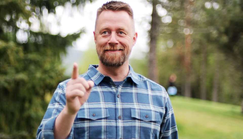 SÅNT SKJER: Alle gjør feil. Men det gjelder å 1) lære av feilen, 2) komme seg videre, 3) helst ikke gjøre samme feil igjen, mener Geir Aker, vanligvis kjent som småstreng og meget sarkastisk fenrik på norske TV-skjermer. SÅNT SKJER: Alle gjør feil. Men det gjelder å 1) lære av feilen, 2) komme seg videre, 3) helst ikke gjøre samme feil igjen, mener Geir Aker, vanligvis kjent som småstreng og meget sarkastisk fenrik på norske TV-skjermer.