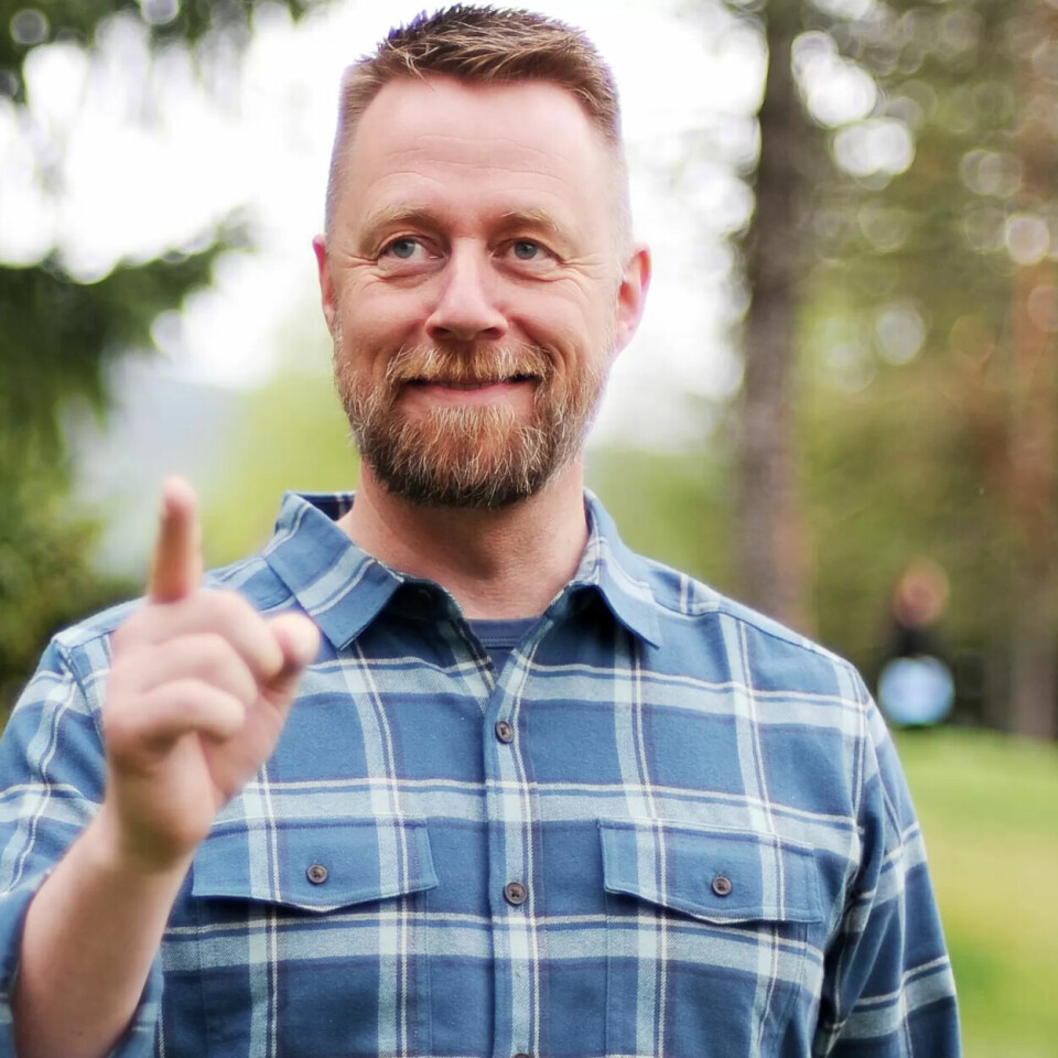 SÅNT SKJER: Alle gjør feil. Men det gjelder å 1) lære av feilen, 2) komme seg videre, 3) helst ikke gjøre samme feil igjen, mener Geir Aker, vanligvis kjent som småstreng og meget sarkastisk fenrik på norske TV-skjermer. SÅNT SKJER: Alle gjør feil. Men det gjelder å 1) lære av feilen, 2) komme seg videre, 3) helst ikke gjøre samme feil igjen, mener Geir Aker, vanligvis kjent som småstreng og meget sarkastisk fenrik på norske TV-skjermer.