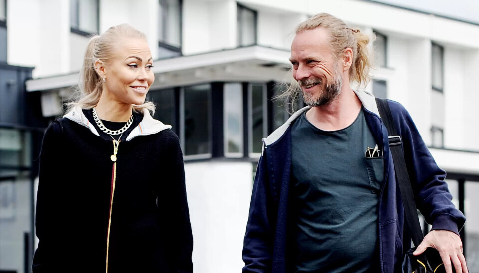 JÆVLIG MENNESKELIG: Det er jævlig menneskelig å feile, mener Ineborg Senneset og Peder Kjøs, som har et omreisene live-talkshow som heter «Jævlig menneskelig». Her har de akkurat framført showet på Fagforbundet Ungs sommerfestival. Det er godt å ha tillit nok til seg selv til å erkjenne at feil kan skje og lre av dem, men også godt å ha tillit til at de rundt deg tåler at du gjør feil, mener de to. JÆVLIG MENNESKELIG: Det er jævlig menneskelig å feile, mener Ineborg Senneset og Peder Kjøs, som har et omreisene live-talkshow som heter «Jævlig menneskelig». Her har de akkurat framført showet på Fagforbundet Ungs sommerfestival. Det er godt å ha tillit nok til seg selv til å erkjenne at feil kan skje og lre av dem, men også godt å ha tillit til at de rundt deg tåler at du gjør feil, mener de to.