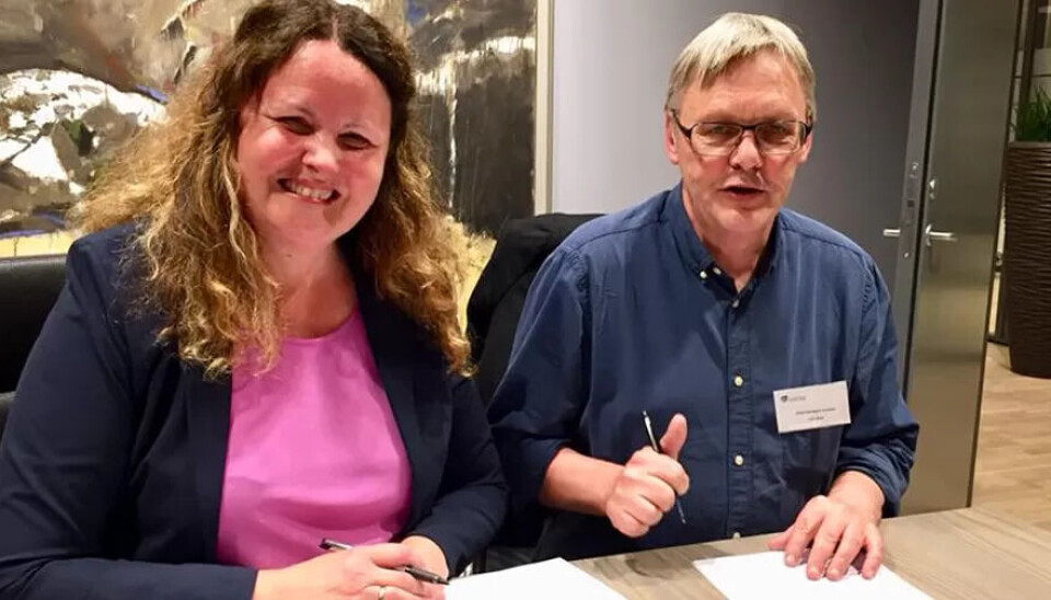 Direktør Sylvia Brustad i Spekter Helse og nestleder i Fagforbundet Odd-Haldgeir Larsen underskriver protokollen i Spekter Helse-oppgjøret. Direktør Sylvia Brustad i Spekter Helse og nestleder i Fagforbundet Odd-Haldgeir Larsen underskriver protokollen i Spekter Helse-oppgjøret.