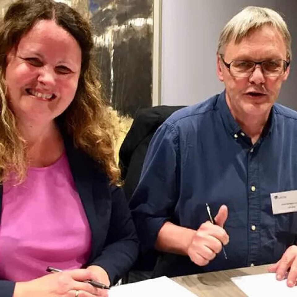 Direktør Sylvia Brustad i Spekter Helse og nestleder i Fagforbundet Odd-Haldgeir Larsen underskriver protokollen i Spekter Helse-oppgjøret. Direktør Sylvia Brustad i Spekter Helse og nestleder i Fagforbundet Odd-Haldgeir Larsen underskriver protokollen i Spekter Helse-oppgjøret.
