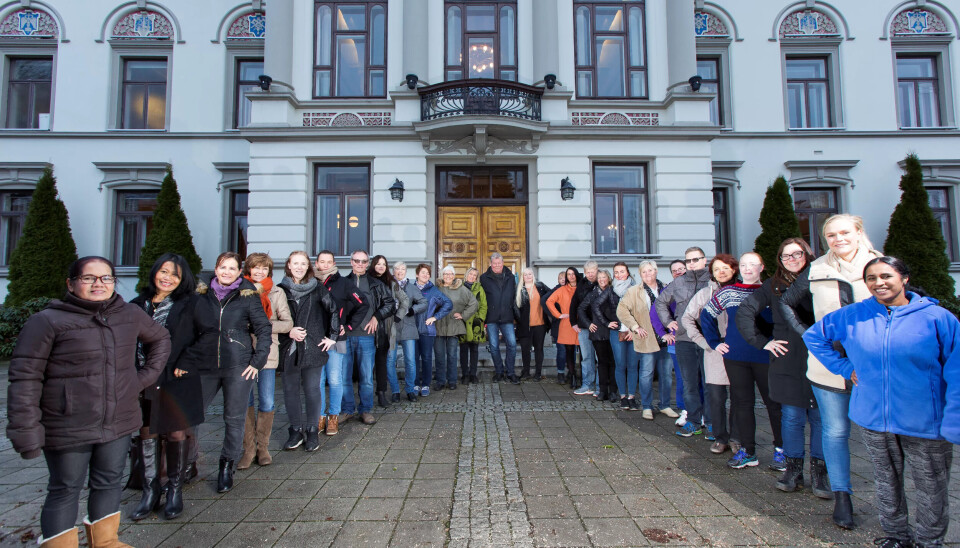 84 deltidsansatte i Porsgrunn har fått høyere stilling. Her er 22 av dem samlet foran byens rådhus. 84 deltidsansatte i Porsgrunn har fått høyere stilling. Her er 22 av dem samlet foran byens rådhus.