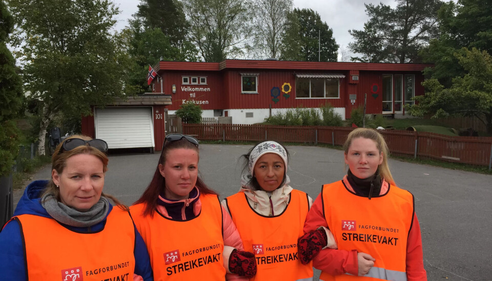 FÅR FORELDRESTØTTE: Heidi Aske, Sandra Natalie Allum, Sandra Santos Vikan og Lottelise Kjær (fra v.) får støtte fra mange foreldre til barn i Krokusen barnehage for kravet sitt om tariffavtale. FÅR FORELDRESTØTTE: Heidi Aske, Sandra Natalie Allum, Sandra Santos Vikan og Lottelise Kjær (fra v.) får støtte fra mange foreldre til barn i Krokusen barnehage for kravet sitt om tariffavtale.